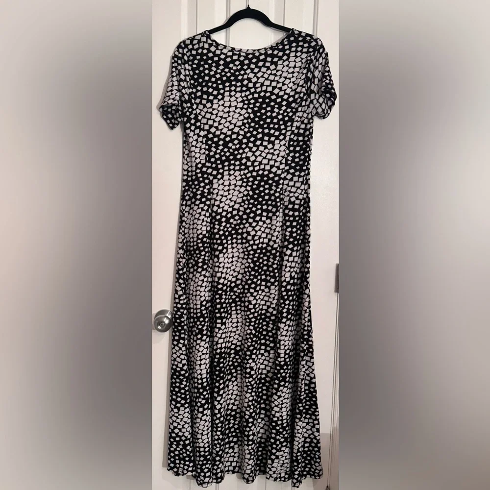 Haani maxi Black Dress with white shapes has light pink textured details Size L_10